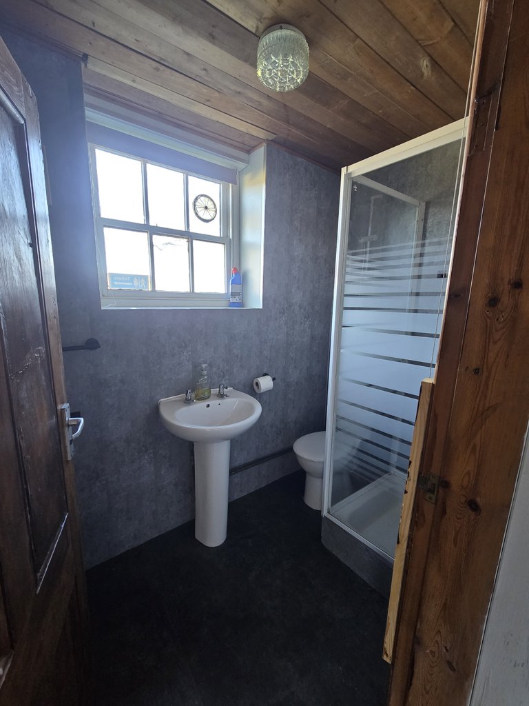 D5 toilet — 8.0/10 Guest Ready