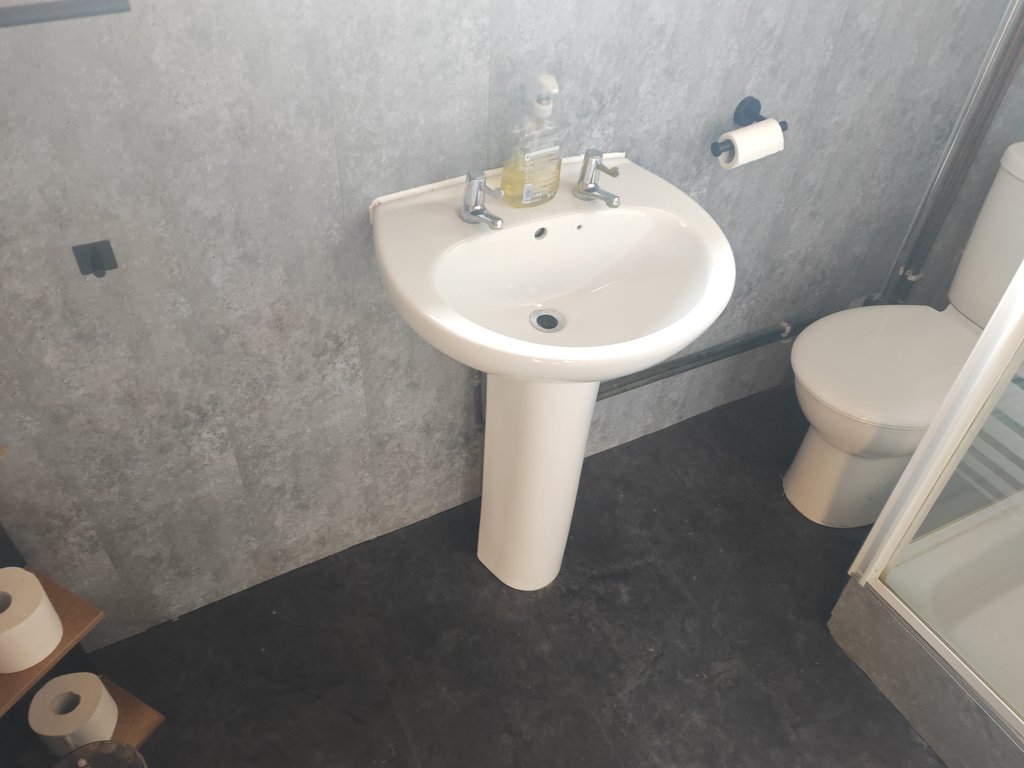 D5 toilet — 8.5/10 Guest Ready
