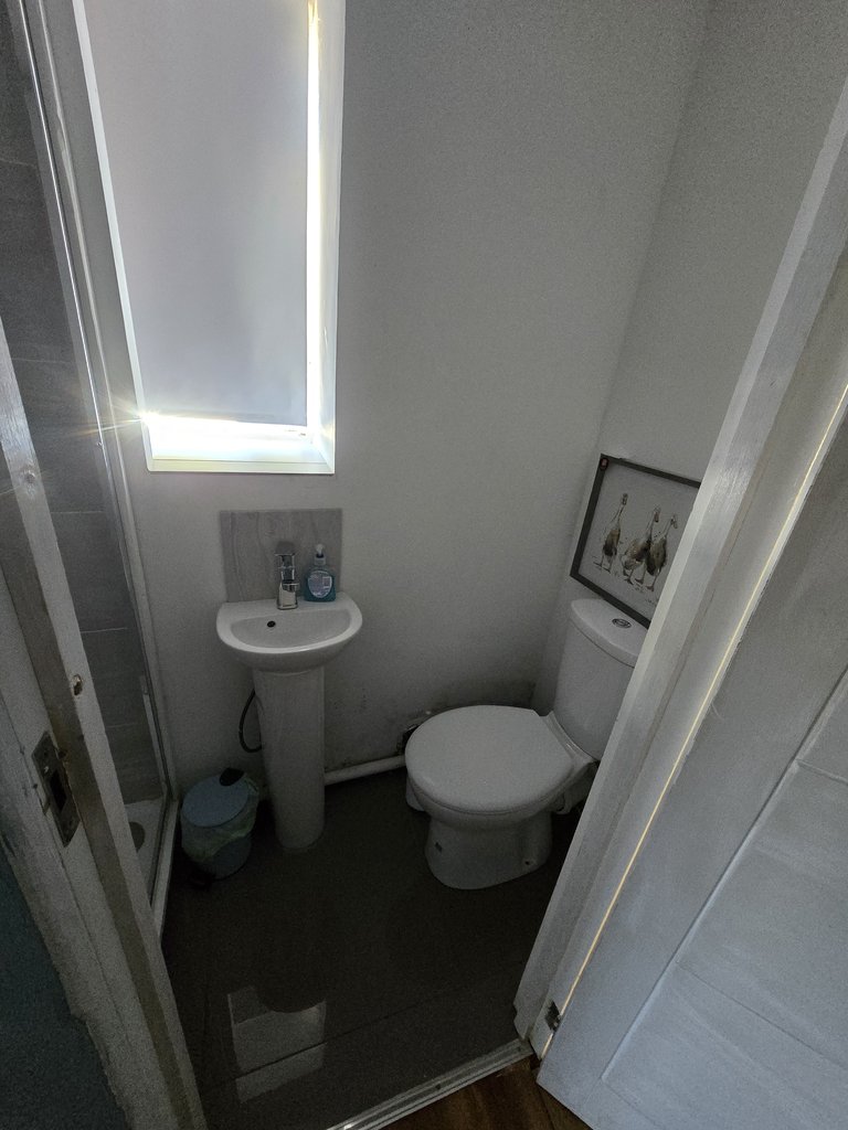 East Wing toilet — 8.0/10 Guest Ready